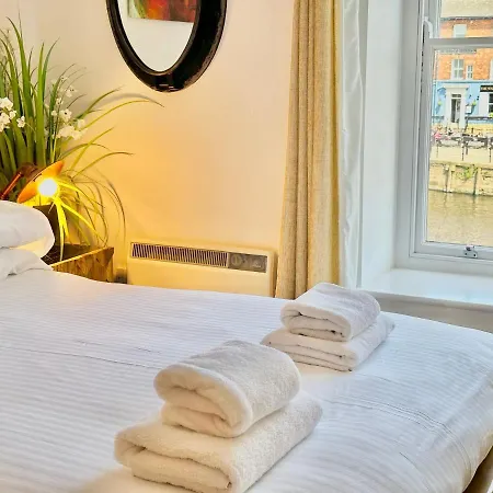아파트 Riverside At Woodsmill Quay